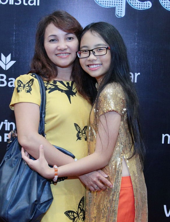 phương mĩ chi  đến nhận giải cùng mẹ