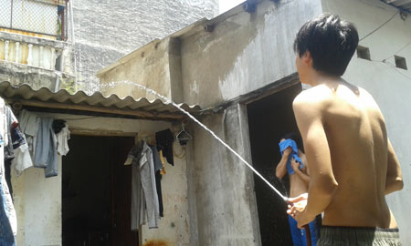 Bơm nước cả lên mái nhà để chống nóng
