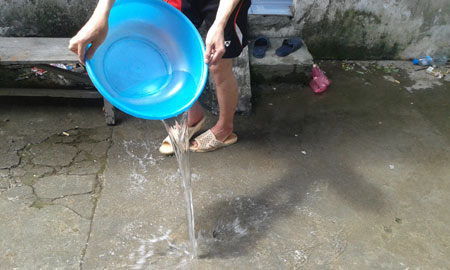 Đổ nước dọc hành lang để tránh nóng