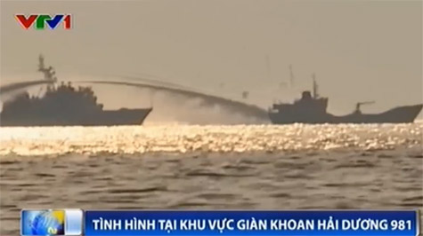 Tàu Trung Quốc phun vòi rồng vào tàu Việt Nam