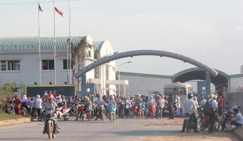 Hàng trăm công nhân bị công ty đột ngột cho nghỉ việc