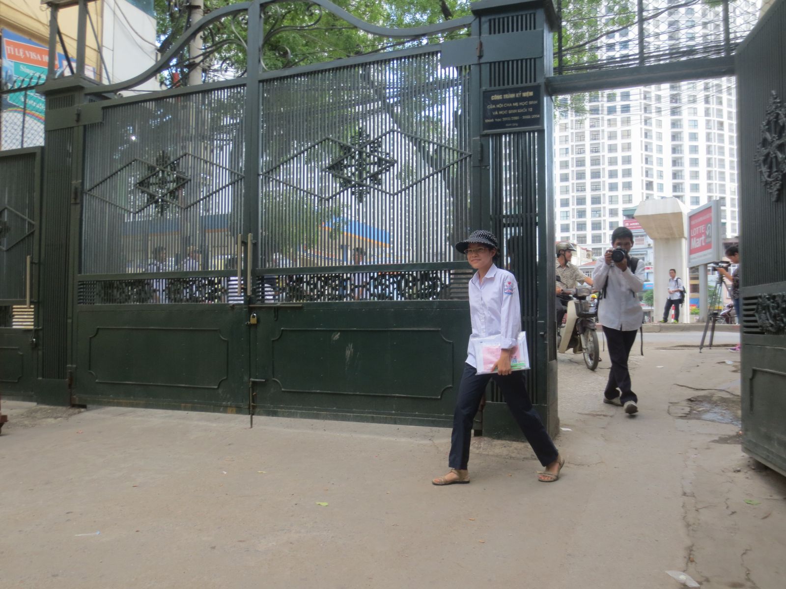 Khánh Linh bước vào trường thi