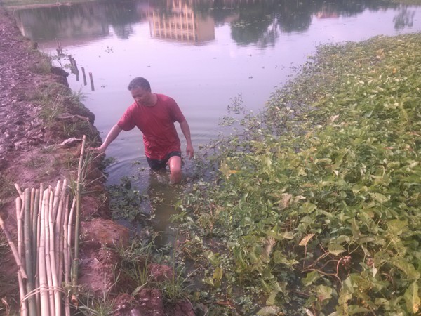 Dù là ông chủ nhưng anh Lợi vẫn có thói quen làm việc cùng với công nhân
