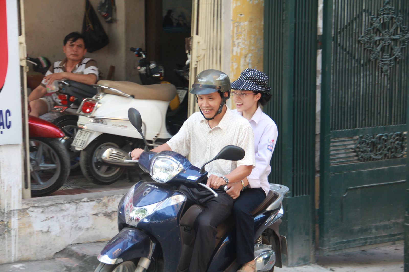 thi-sinh-di-thi-tot-nghiep-duoc-18-nguoi-phuc-vu