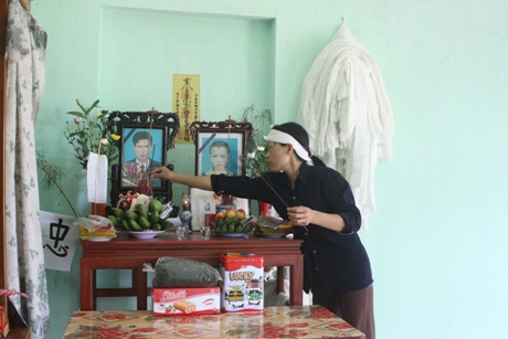 Chị Hà bên di ảnh chồng, con
