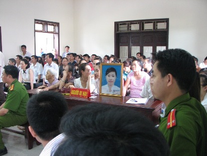 Người nhà mang di ảnh nạn nhân dự tòa