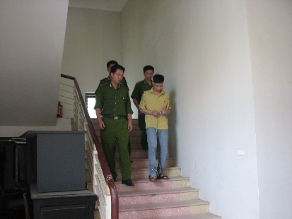 Kết thúc phiên xử bị cáo hối hận, tránh né những cái nhìn đầy căm phẫn 