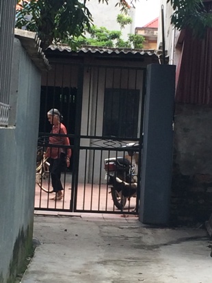 Căn nhà giờ đây đóng kín, bao trùm đau thương