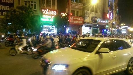 Người dân hiếu kỳ dừng lại xem gây ùn tắc giao thông 