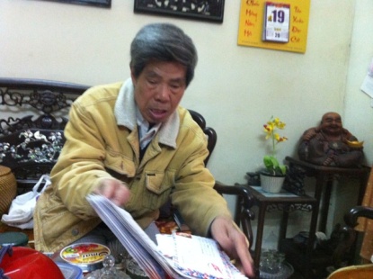 Ông Viễn trao đổi cùng phóng viên 