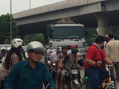 Người dân vây kín tại hiện trường khiến giao thông tê liệt 
