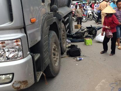 Cụ bà xót thương cho nạn nhân 