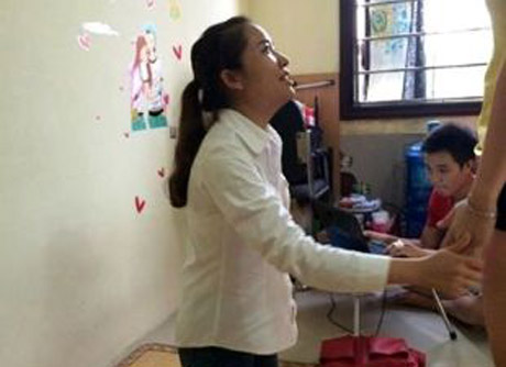 Cận cảnh nữ sinh trộm đồ quỳ lạy bạn cùng phòng