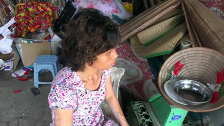 Bà Hân (mẹ nạn nhân) lo lắng khi con, cháu vẫn trong tình trạng nguy kịch