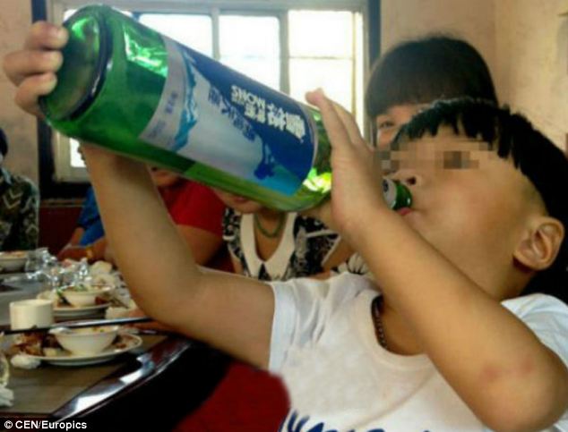 Be 2 tuoi uong bia nhu uong nuoc