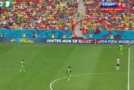 Cờ Việt Nam trên SVĐ Estadio Beira-Rio.