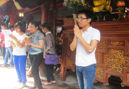 sỹ tử cầu may