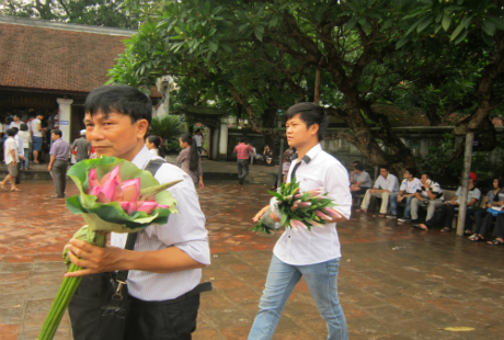 sỹ tử cầu may