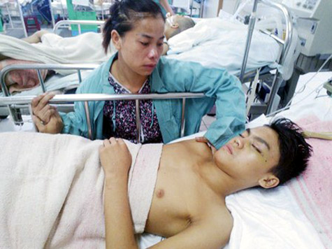 Cậu bé bán hàng rong gây sốt cộng đồng mạng gặp tai nạn nguy kịch