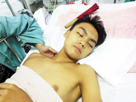 Cậu bé bán hàng rong gây sốt cộng đồng mạng gặp tai nạn nguy kịch