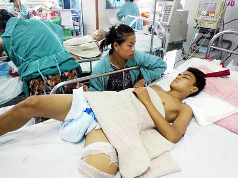 Cậu bé bán hàng rong gây sốt cộng đồng mạng gặp tai nạn nguy kịch