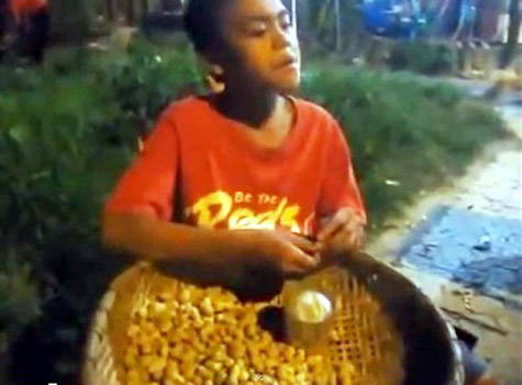 Cậu bé bán hàng rong gây sốt cộng đồng mạng gặp tai nạn nguy kịch