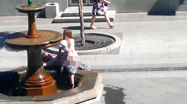 yêu bên đài phun nước