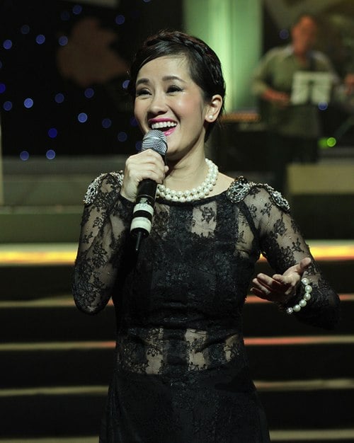 Ca sỹ Hồng Nhung trẻ trung