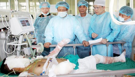 máy bay rơi, bốn chiến sĩ nguy kịch
