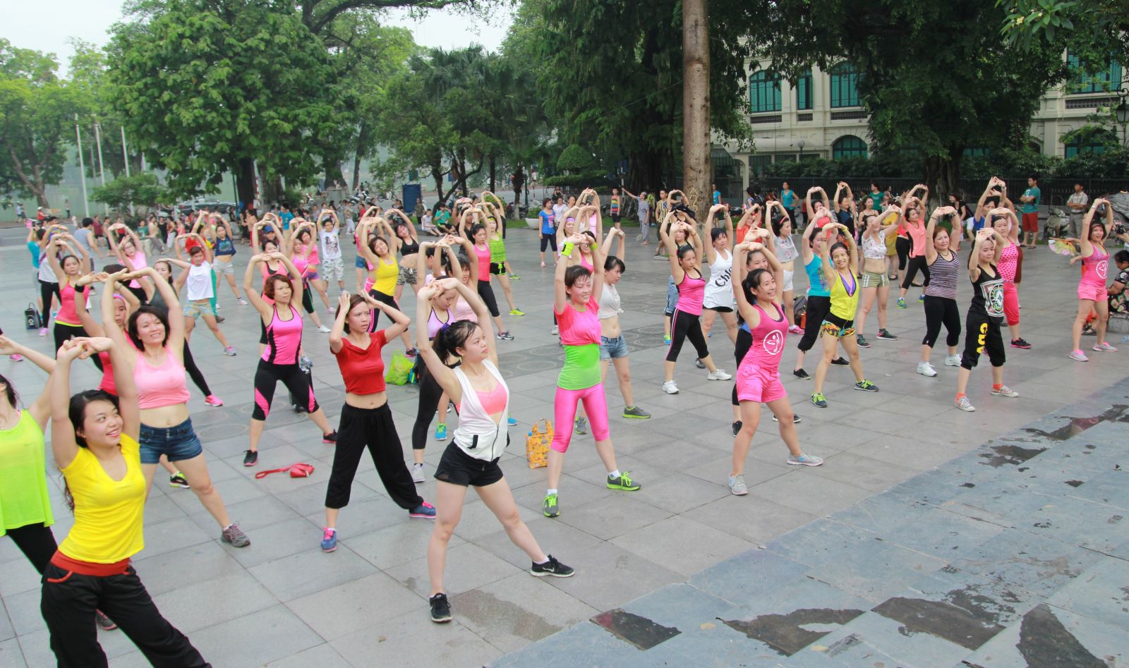 đại tiệc nhảy zumba hồng