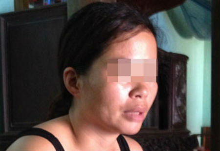 Chị Đạo Thị Lành (mẹ nạn nhân) xót lòng nghe con kể bị hiếp dâm