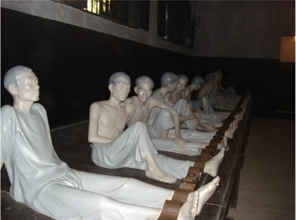 nhà tù hỏa lò