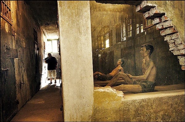 nhà tù hỏa lò