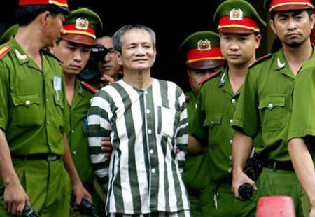 Ông trùm giang hồ Năm Cam bị dẫn giải