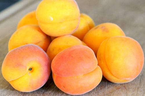 Trong cam có chứa rất nhiều vitamin C, canxi và chất xơ