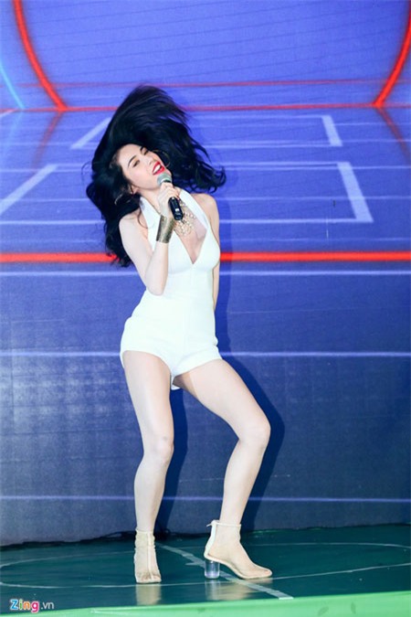 Thủy Tiên - Công Vinh