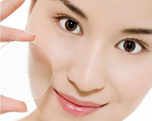 Không tẩy trang trước khi đi ngủ  Nhiều người có thói quen đi làm hay đi học về mệt quá liền lên giường trùm mền ngủ ngay mà quên tẩy trang. Đây là một việc cực kì có hại cho da. Những hoá chất từ mỹ phẩm nếu để quá lâu thì sẽ làm cho lỗ chân lông của bạn to ra và khó hồi phục. Chưa kể, bạn sẽ có nguy cơ bị mụn, nổi mẩn đỏ nếu giữ lớp trang điểm một thời gian lâu.