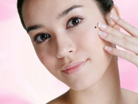 tẩy nốt ruồi, làm đẹp, gừng, vỏ chuối, dứa, tỏi, Giấm táo và nước ép tỏi, hành tây, táo