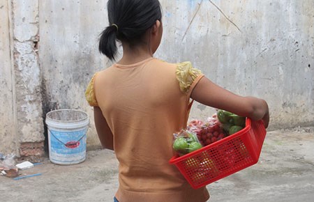 mẹ gán con trừ nợ