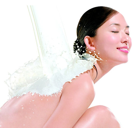 Nên dùng tay nhẹ nhàng massage thân thể để tinh dầu của hoa thấm vào da