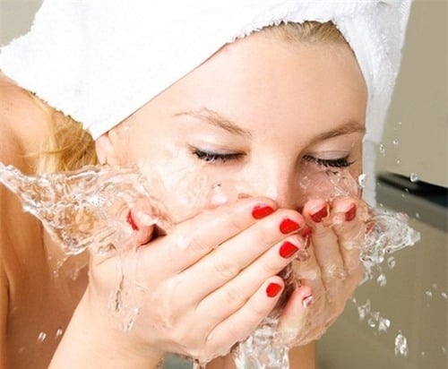  Dù trời sáng, bạn vẫn nên mở cửa sổ hoặc bật đèn (ánh sáng trắng) khi trang điểm.