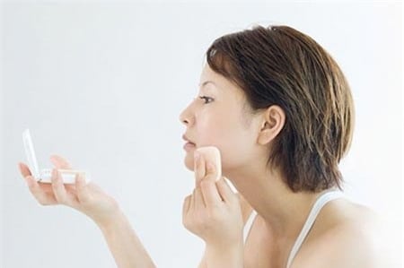 Dùng sữa rửa mặt dịu nhẹ cho buổi sáng.