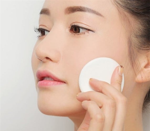 Giữ da ẩm là bước không thể thiếu cho mỗi bạn gái nếu muốn thực hiện các bước trang điểm tiếp theo.