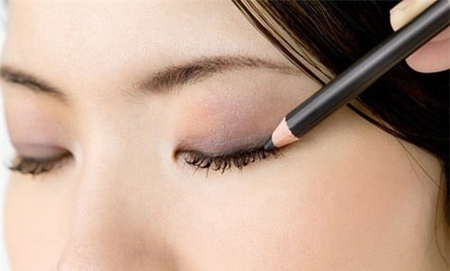 lớp nền dày sẽ làm da bạn mất tự nhiên, dễ tiết bóng dầu và gây mụn.