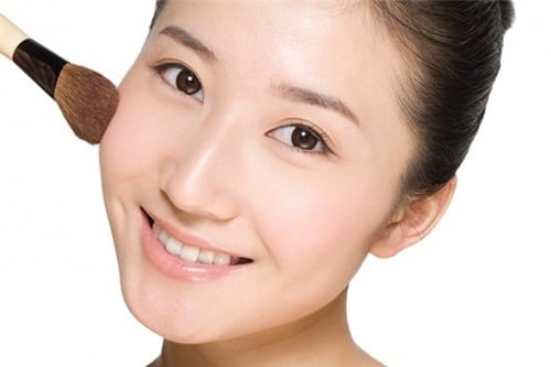 Để có cặp lông mày tự nhiên, bạn có thể dùng chì màu nâu