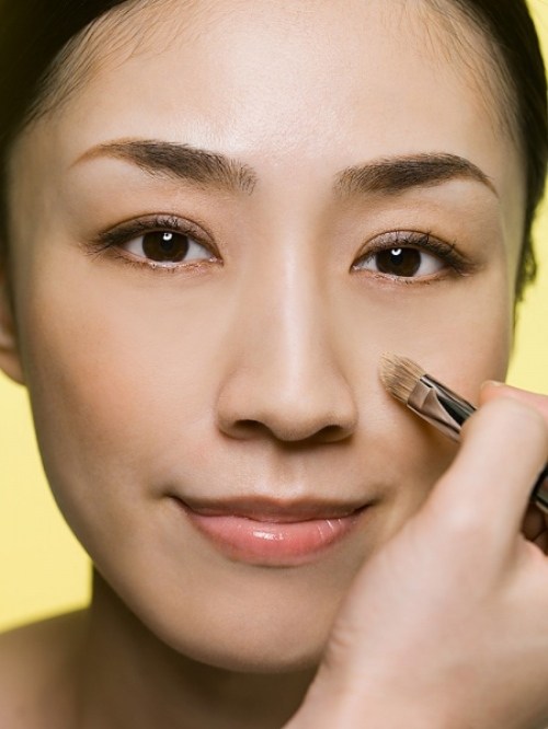 Bạn cũng nên nhớ kỹ thuật sử dụng kem che khuyết điểm đó là chấm nhẹ và tán đều.