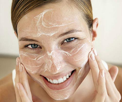 Để có vẻ ngoài tự nhiên, nhiều người sử dụng Concleaner để giấu đi những khiếm khuyết trên khuôn mặt.