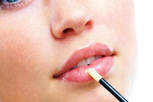 Trang điểm tự nhiên hiếm khi dùng Mascara, với lông mi sáng màu, bạn nên dùng Mascara màu nâu thay vì đen.