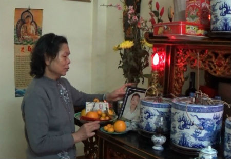 Mẹ chị Huyền bên di ảnh con gái