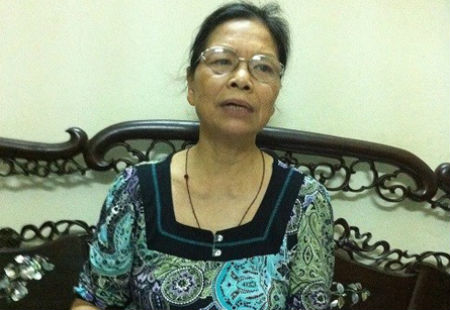 Mẹ chị Huyền trao đổi với phóng viên